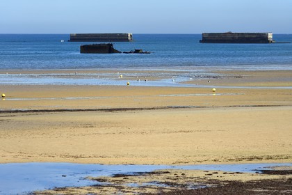 France, Calvados (14), Arromanches-les-Bains,  vestiges du Mulberry B ou port Winston, caissons Phoenix