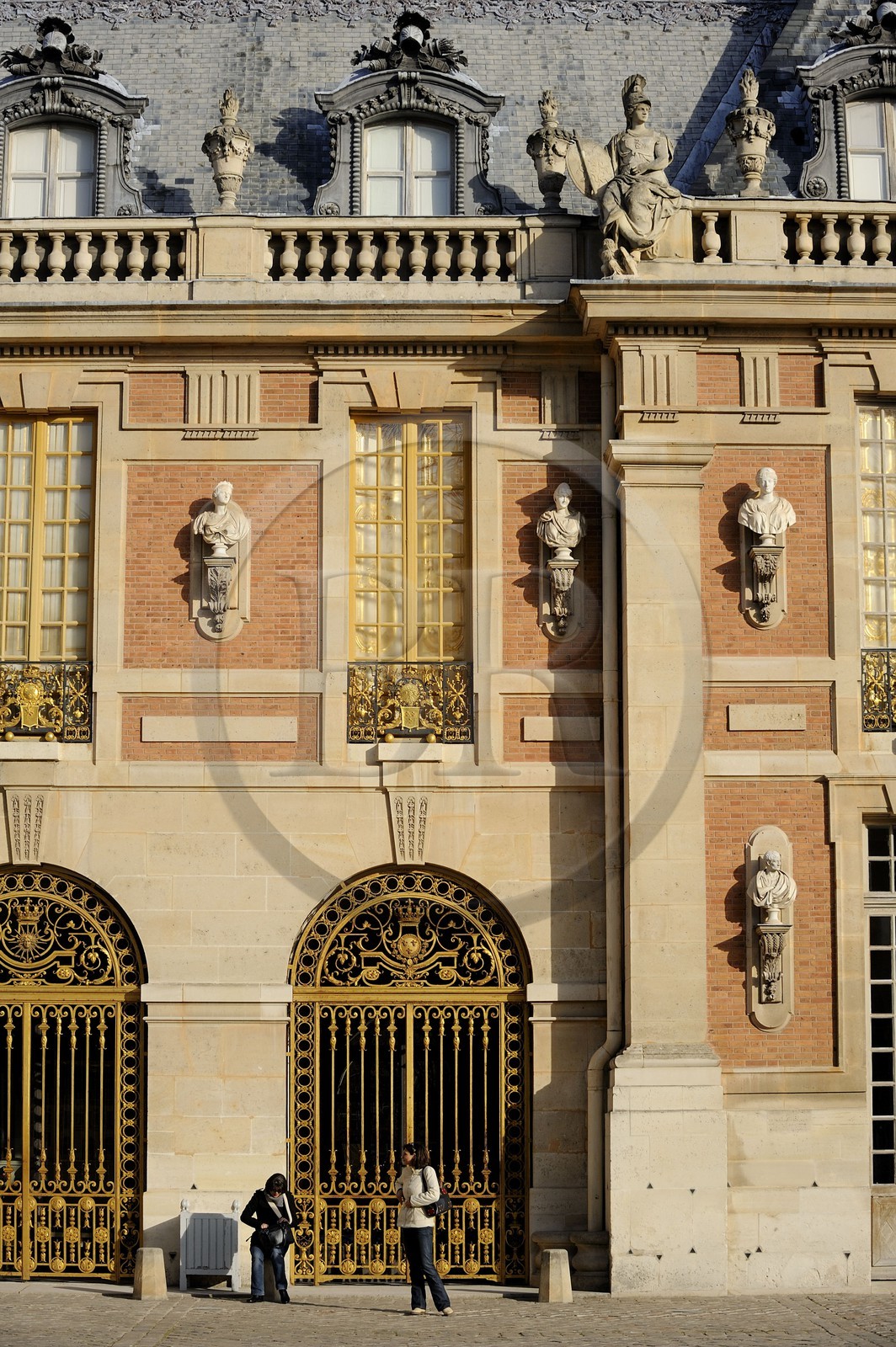 France, Yvelines (78), château de Versailles, classé Patrimoine Mondial de l'UNESCO, façade de la Cour Royale