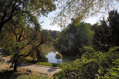 France, Paris (75), parc des Buttes Chaumont, l'île du parc surmontée du temple de la Sibylle construit en 1869 par l'architecte Gabriel Davioud