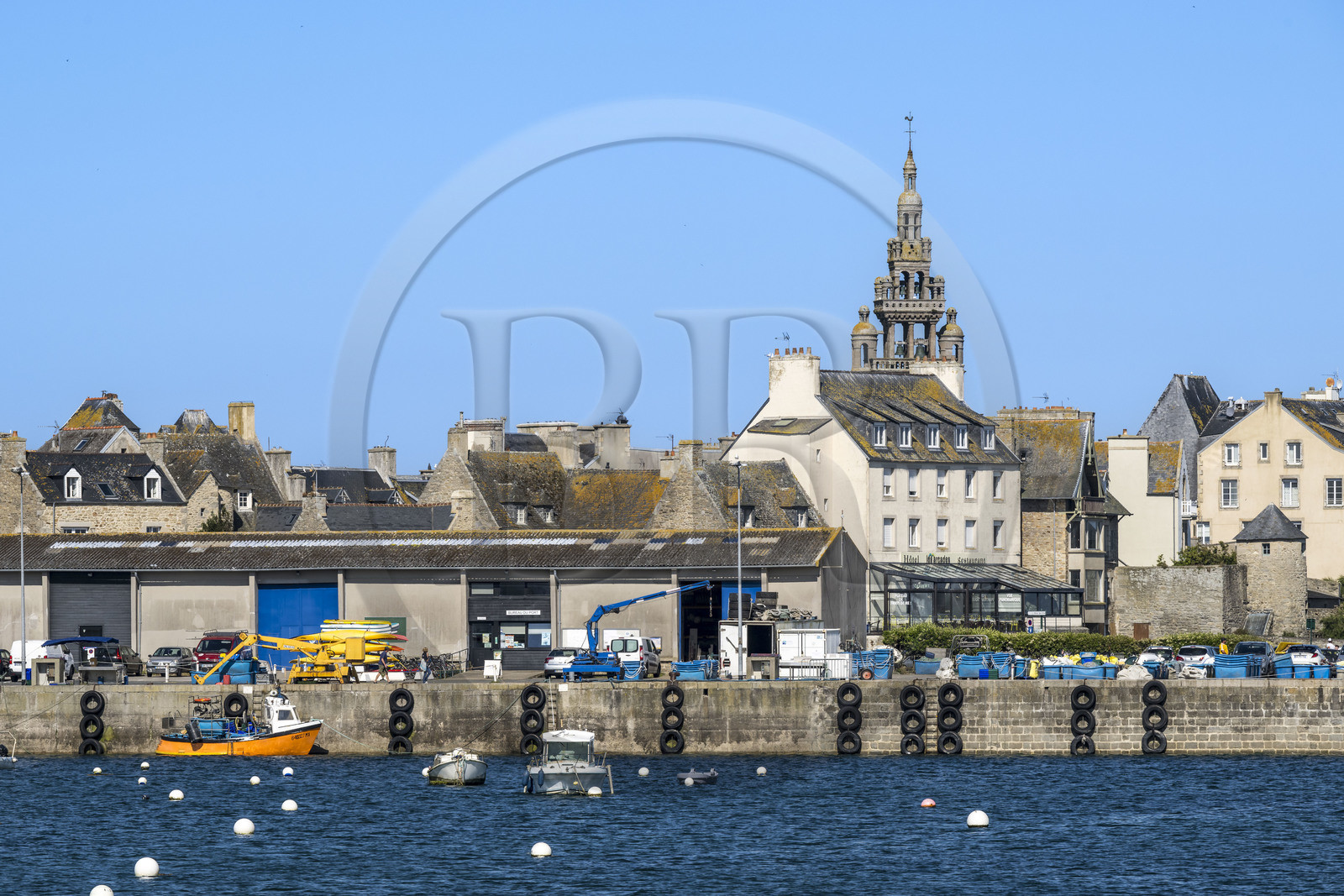 France, Finistère (29), Roscoff, le port et le clocher de l'église Notre-Dame de Croaz Batz