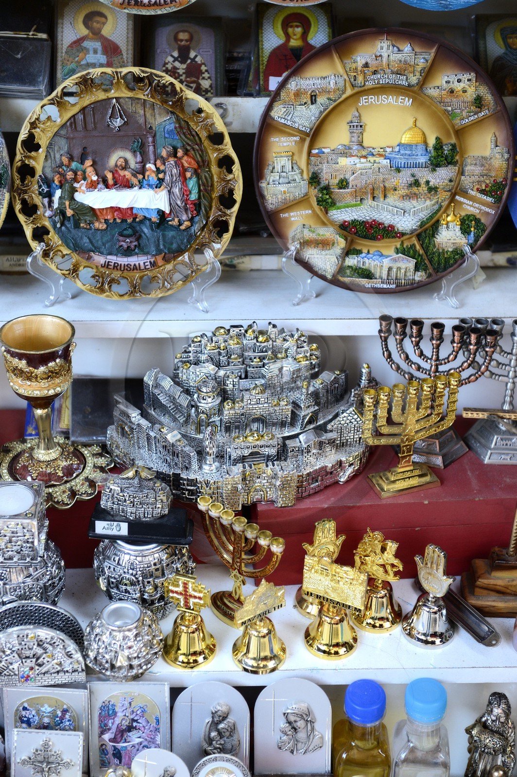 Israel, Jérusalem, ville sainte, vieille-ville classée Patrimoine Mondial de l'UNESCO, quartier chrétien, boutique de souvenirs et de produits religieux des trois religions