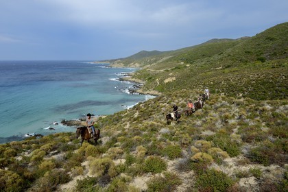 France, Haute Corse, Nebbio, Punta di l’Acciolu (Acciola), riders trekking in the Agriates Desert