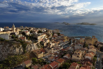France, Bouches-du-Rhône (13), Marseille, quartier d'Endoume, le Vallon des Auffes, l'archipel du Frioul avec le Chateau d'If en arrière plan