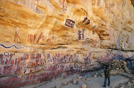 Mali, pays Dogon, falaise de Bandiagara classée Patrimoine Mondial de l'UNESCO, auvent du village de Songo où les circoncis viennent peindre leur marque. peintures rupestres