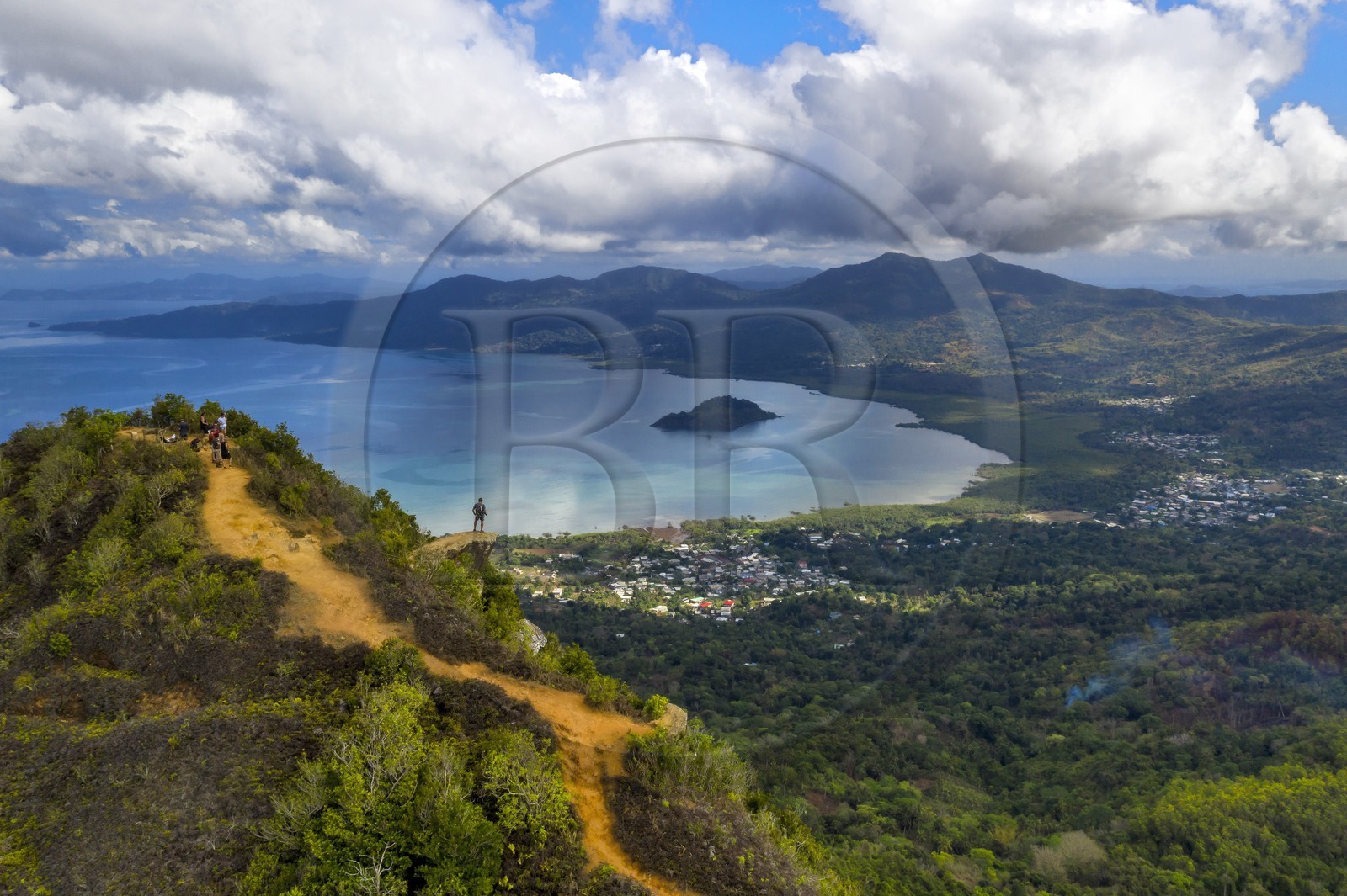 France, Ile de Mayotte, Grande-Terre, Réserve Forestière des Cretes du Sud, randonneurs au sommet du Mont Choungui (594 mètres) et la Baie de Bouéni en arrière plan (vue aérienne)