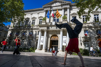 France, Vaucluse (84), Avignon, place de l'Horloge, spectacle Barulhos création de la Compagnie Malka en teasing spectacle de rue devant l'hôtel de Ville pendant le festival