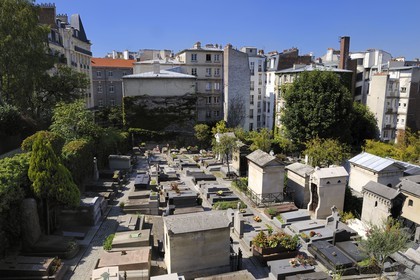 France, Paris (75), Butte Montmartre, le cimetière Saint Vincent entouré d'immeubles