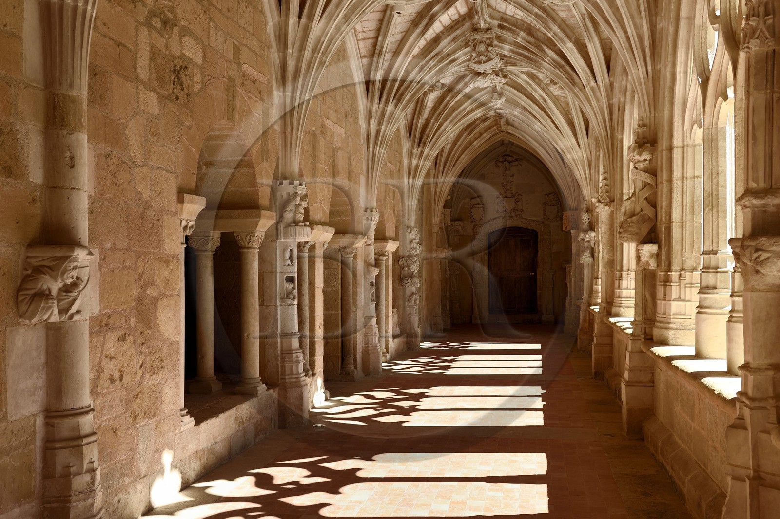 France, Dordogne (24), Périgord Noir, Le Buisson-de-Cadouin, abbaye de Cadouin, étape sur le chemin de Compostelle, site classé Patrimoine Mondial de l'UNESCO, le cloitre du XVe siècle, galerie orientale qui s'ouvre sur la salle capitulaire à gauche et Porte du crucifix en arrière plan