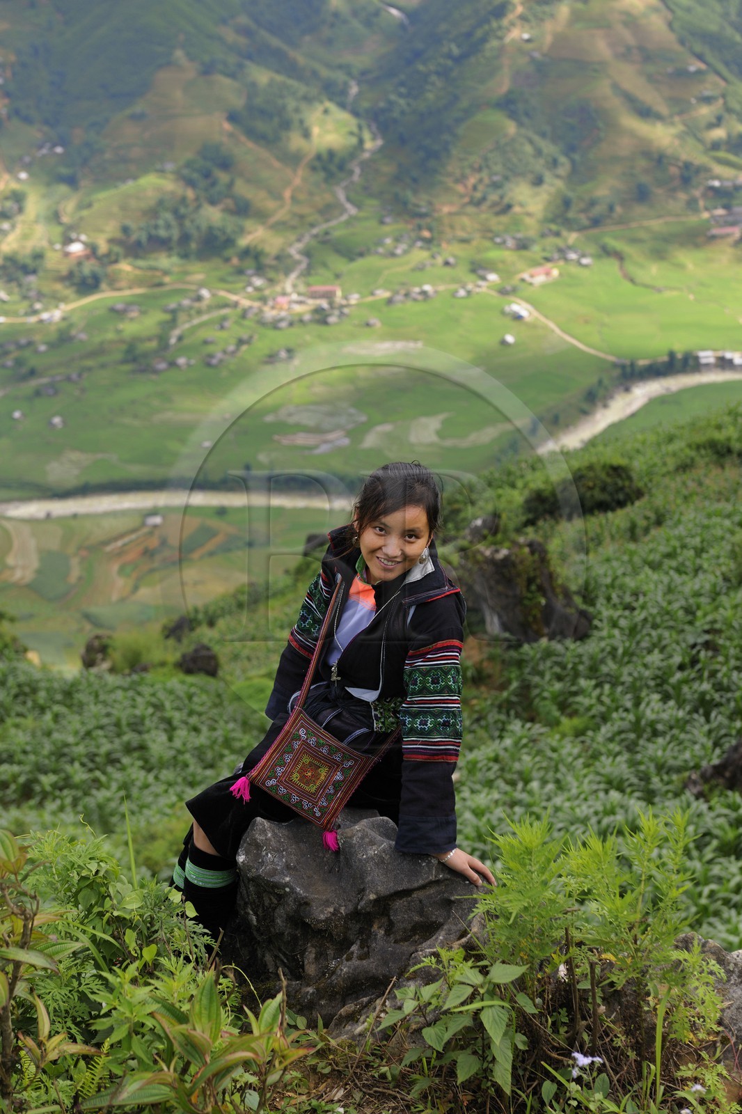 Vietnam, province de Lao Cai, région de Sapa, jeune femme de la minorité Hmong Noir surplombant sa vallée de Hau Thao