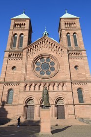 France, Bas-Rhin (67), Strasbourg, quartier de la Neustadt datant de la periode allemande, église catholique Saint-Pierre-le-Jeune, statue de Charles de Foucauld
