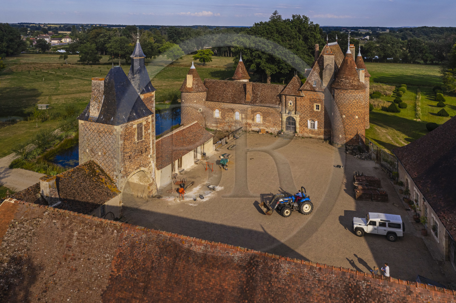 France, Allier (03), ancienne province du Bourbonnais, Chapeau, chateau de la Cour (XVe siècle à fin du XVIe siècle) avec un décor de chevrons de briques noires sur fond de briques rouges (vue aérienne)