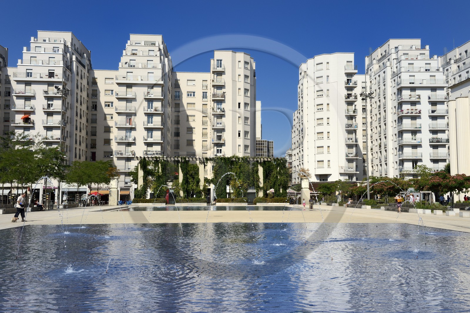 France, Rhône (69), Villeurbanne, ensemble architectural des gratte-ciel construit de 1927 à 1934, place Lazare Goujon