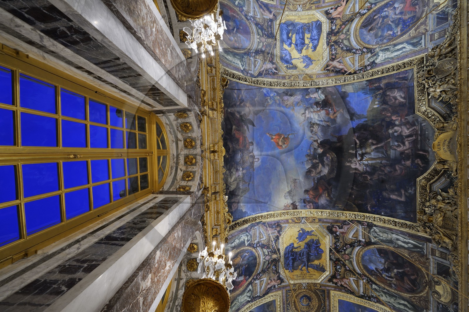 France, Yvelines (78), château de Versailles, classé Patrimoine Mondial de l'UNESCO, Galerie des Glaces, architecte Jules Hardouin-Mansart (1678 - 1684), détail du plafond