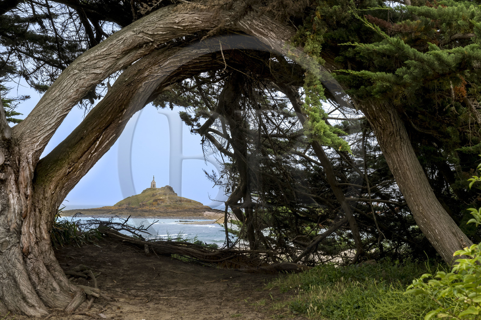 France, Côtes d'Armor (22), Grand Site de France Cap d'Erquy – Cap Fréhel, Erquy, l'Ilot Saint-Michel surmonté de la chapelle Saint-Michel