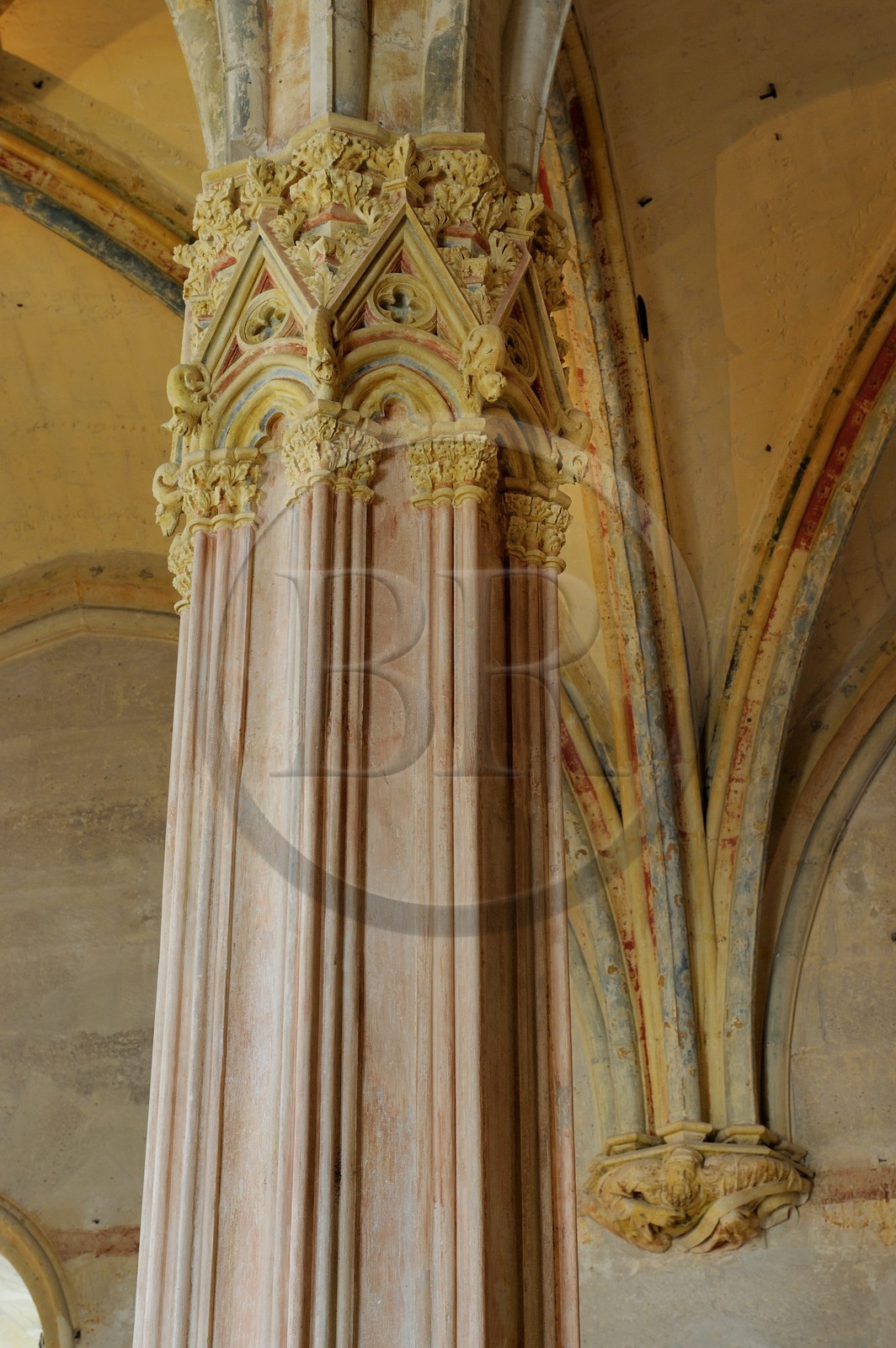 France, Val-de-Marne (94), Vincennes, le château de Vincennes, le donjon, chambre du Roi au deuxième étage, petites chimères sur la colonne centrale
