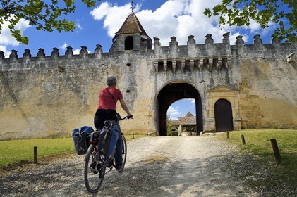 France, Charente (16), Saint-Brice, Logis de Garde-Epée du XVIème siècle, cyclistes sur la véloroute La Flow Vélo