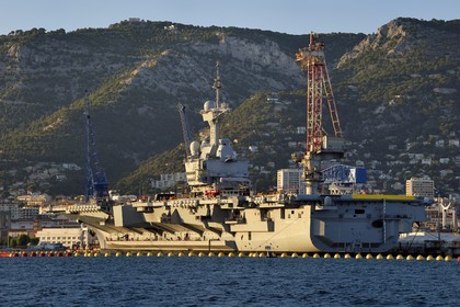 France, Var (83), Toulon, la base navale (Arsenal), le porte-avions à propulsion nucléaire Charles de Gaulle en rénovation de mi-vie