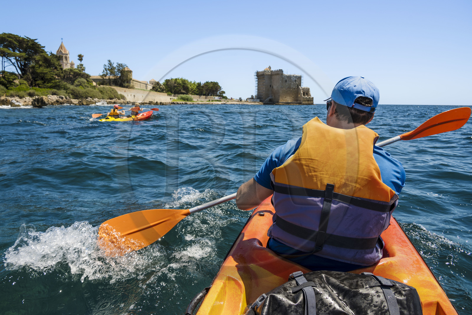 France, Alpes-Maritimes (06), Cannes, randonnée en kayak aux Iles de Lérins, tour de l'Ile de Saint-Honorat par le sud, l'église de l'Abbaye de Lérins et l'ancien monastère fortifié en arrière plan