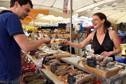 France, Dordogne (24), Périgord Noir, vallée de la Dordogne, Sarlat-la-Canéda, jour de marché Place de la Liberté, étal de saucissons secs