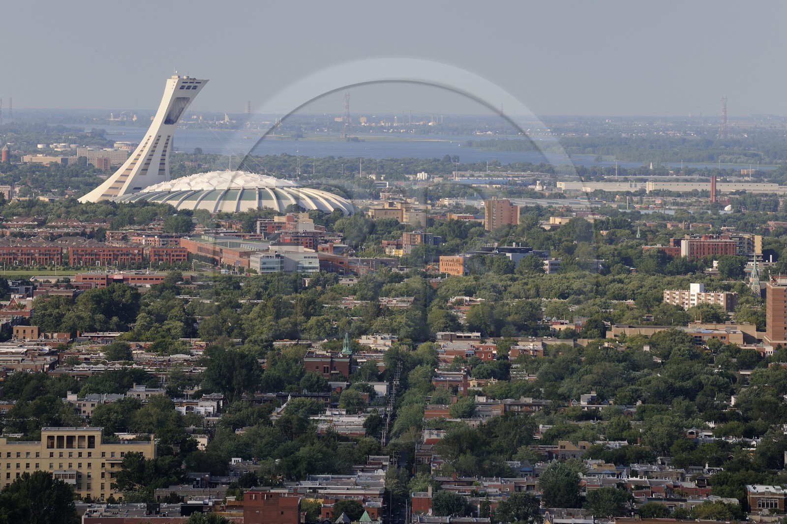 Canada, province de Québec, Montréal, l’est de la ville avec le stade olympique Canada, province de Québec, Montréal, l’est de la ville avec le stade olympique