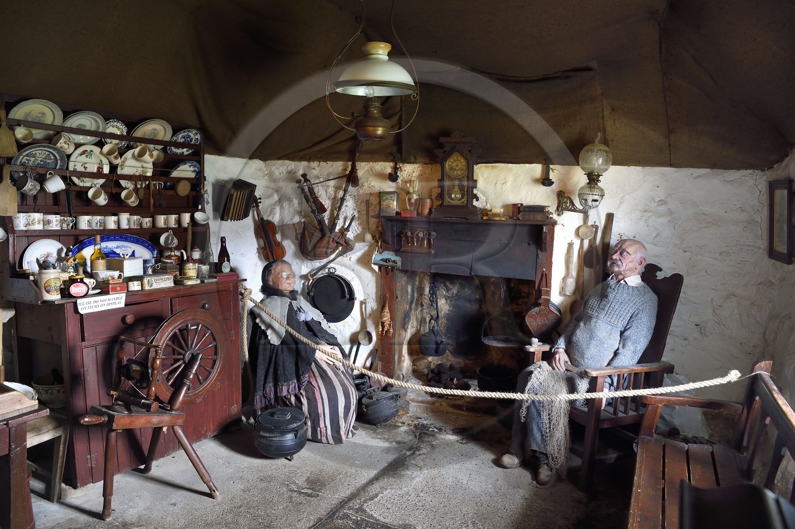 Royaume-Uni, Ecosse, région des Highlands, les Hébrides, Ile de Skye, pointe de Trotternish, l'écomuséee Skye museum of Island Life, intérieur de la maison de John Graham (1965) Royaume-Uni, Ecosse, région des Highlands, les Hébrides, Ile de Skye, pointe de Trotternish, l'écomuséee Skye museum of Island Life, intérieur de la maison de John Graham (1965)