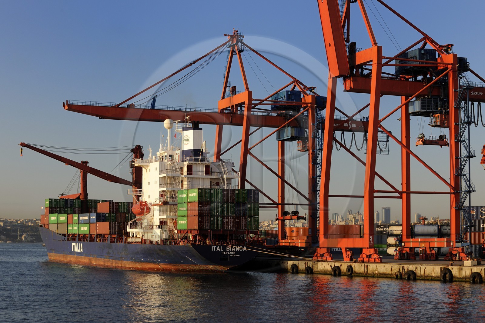 Turquie, Istanbul, rive asiatique, port de commerce sur le Bosphore