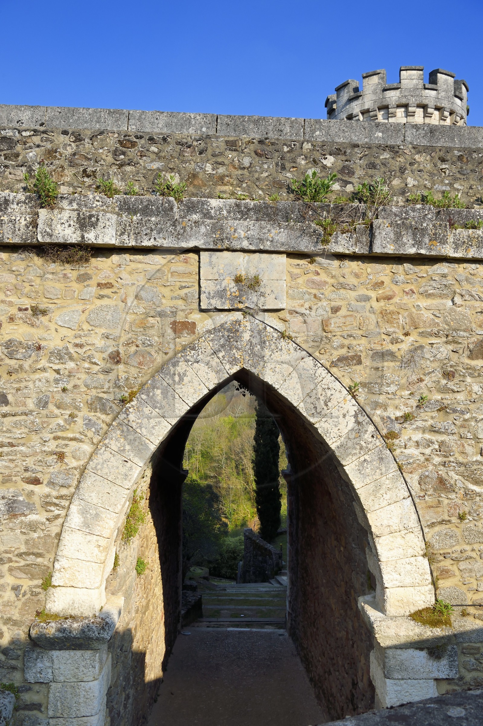 France, Dordogne (24), Périgord Vert, Nontron, le pont de pierre construit en 1854 sur lequel on passe pour aller de la grand'rue au quartier du fort