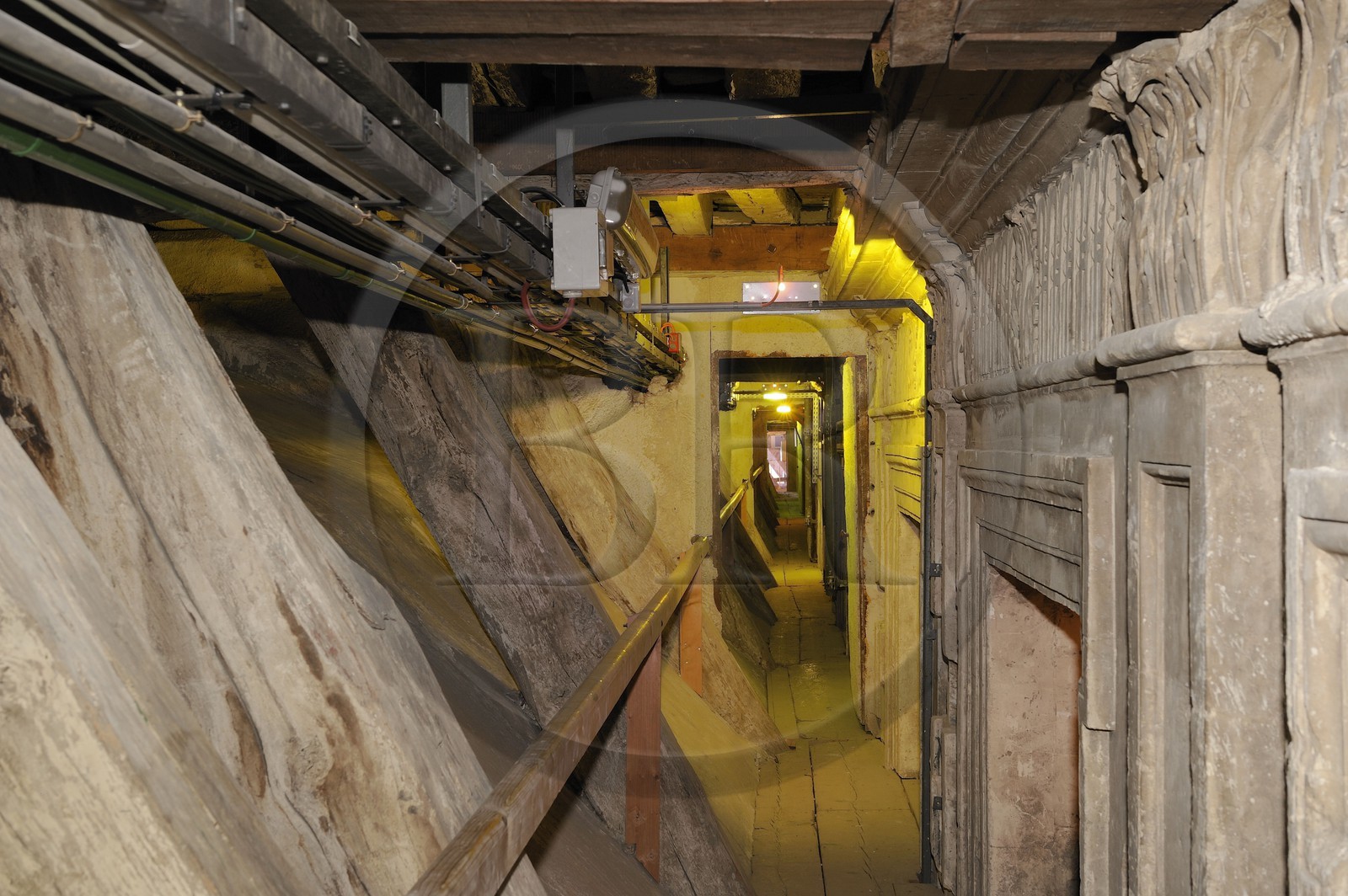 France, Yvelines (78), château de Versailles, classé Patrimoine Mondial de l'UNESCO, ancienne façade au dessus de la Galerie des Glaces