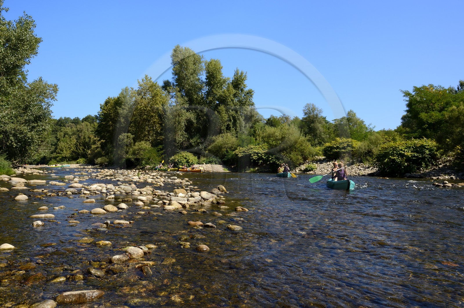 France, Ardèche (07), Les Vans, kayaks descendant la rivière Chassezac