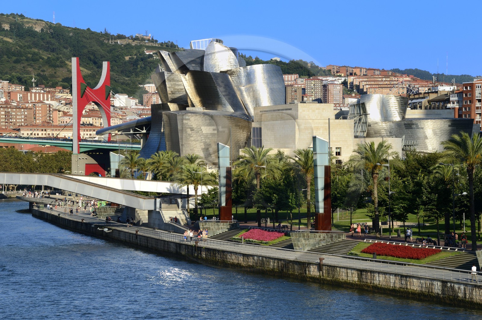 Espagne, Biscaye, Pays Basque espagnol, Bilbao, le musée Guggenheim de l'architecte Frank Gehry et Pont de La Salve avec l'installation de l'artiste français Daniel Buren Les Arches Rouges en arrière plan