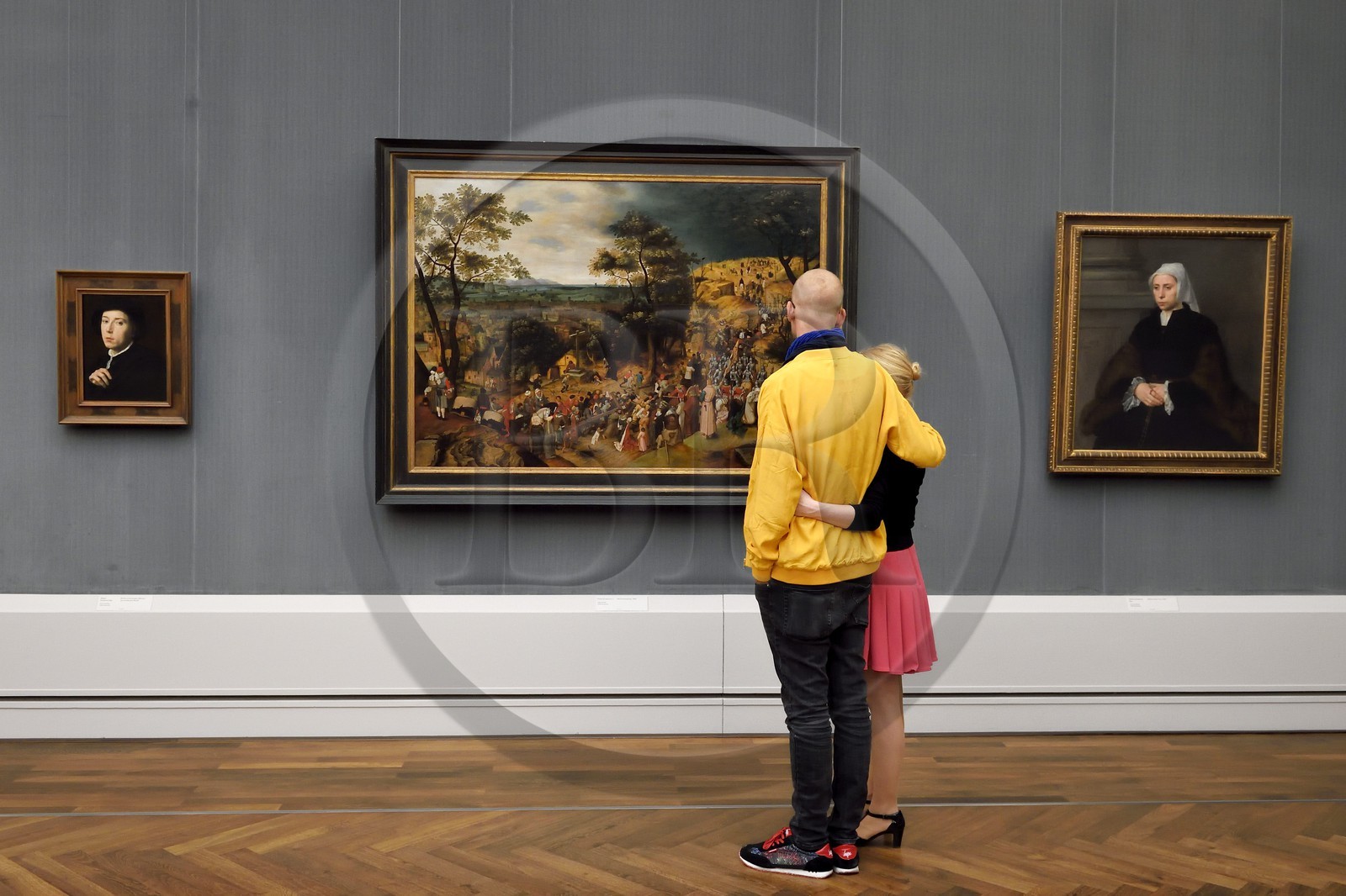 Allemagne, Berlin, Kulturforum, Gemäldegalerie (Galerie de Peinture), couple admirant une peinture Christ sur ​​le chemin du Calvaire (1606) de Pieter Brueghel le Jeune
