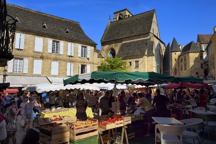 France, Dordogne, Perigord Noir, Dordogne valley, Sarlat la Caneda, market day on place de la Liberté in the old town with St. Mary's Church in the background