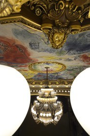 France, Paris (75), Opéra Garnier, la coupole du plafond décoré par Marc Chagall dans la grande salle et le grand lustre de 7 à 8 tonnes créé par Garnier