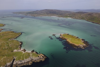 Royaume-Uni, Ecosse, Hébrides extérieures, Sound of Eriskay, en arrière plan la chaussée ouverte en 2001 reliant l'Ile de Eriskay à gauche à l'Ile de South Uist à droite (vue aérienne)
