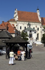 Pologne, région de Lublin, ville de Kazimierz Dolny, église paroissiale en bordure de la place du marché