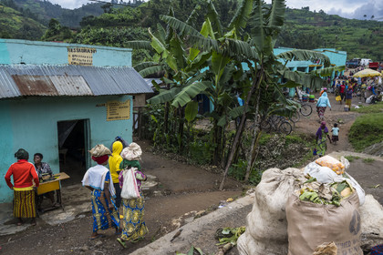 Rwanda, Province du Nord, District de Musanze (Ruhengeri), jour de marché à Muryabazira sur la Route Nationale 4 entre Kigali et Ruhengori