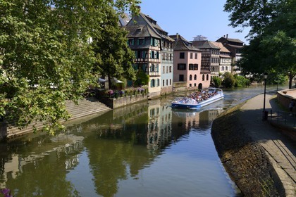 France, Bas-Rhin (67), Strasbourg, vieille ville classée au Patrimoine Mondial de l'UNESCO, quartier de la Petite France, bateau mouche sur un bras de l'Ill et quai de la Petite France