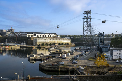 France, Finistère (29), Brest, l'arsenal, le port militaire est une base navale de la Marine nationale, le téléphérique urbain de Brest (ligne C du réseau Bibus) entre les deux rives de la Penfeld, relie les quartiers de Siam et des Capucins (à gauche)