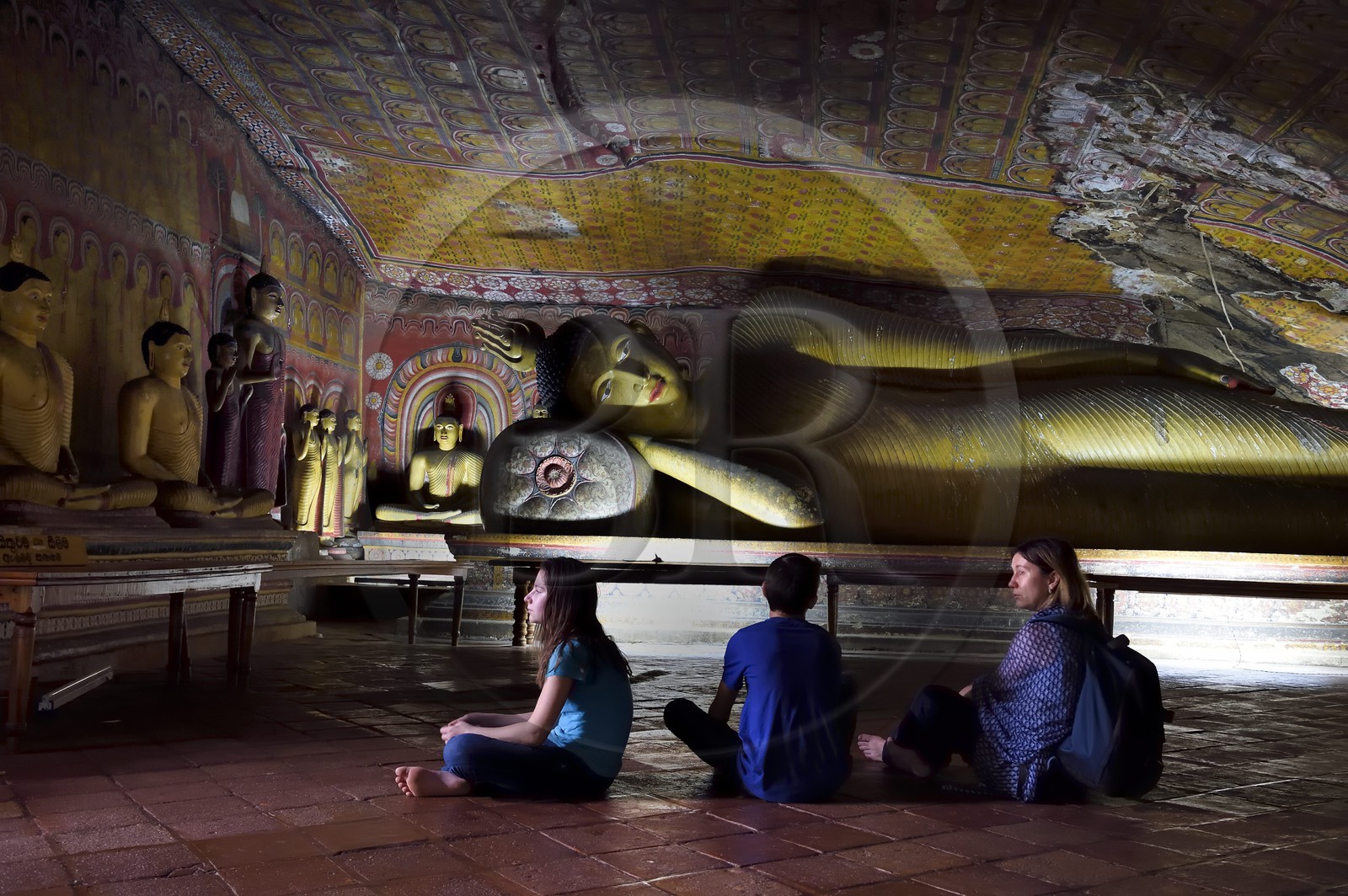 Sri Lanka, province du centre, district de Matale, Dambulla, Temple d'Or, Temple du Rocher Royal aussi appelé Ran Giri (Rocher doré) classé patrimoine mondial de l'UNESCO, la grotte n°3 Maha Alut Vihara (le Grand Nouveau Monastère), Bouddha couché