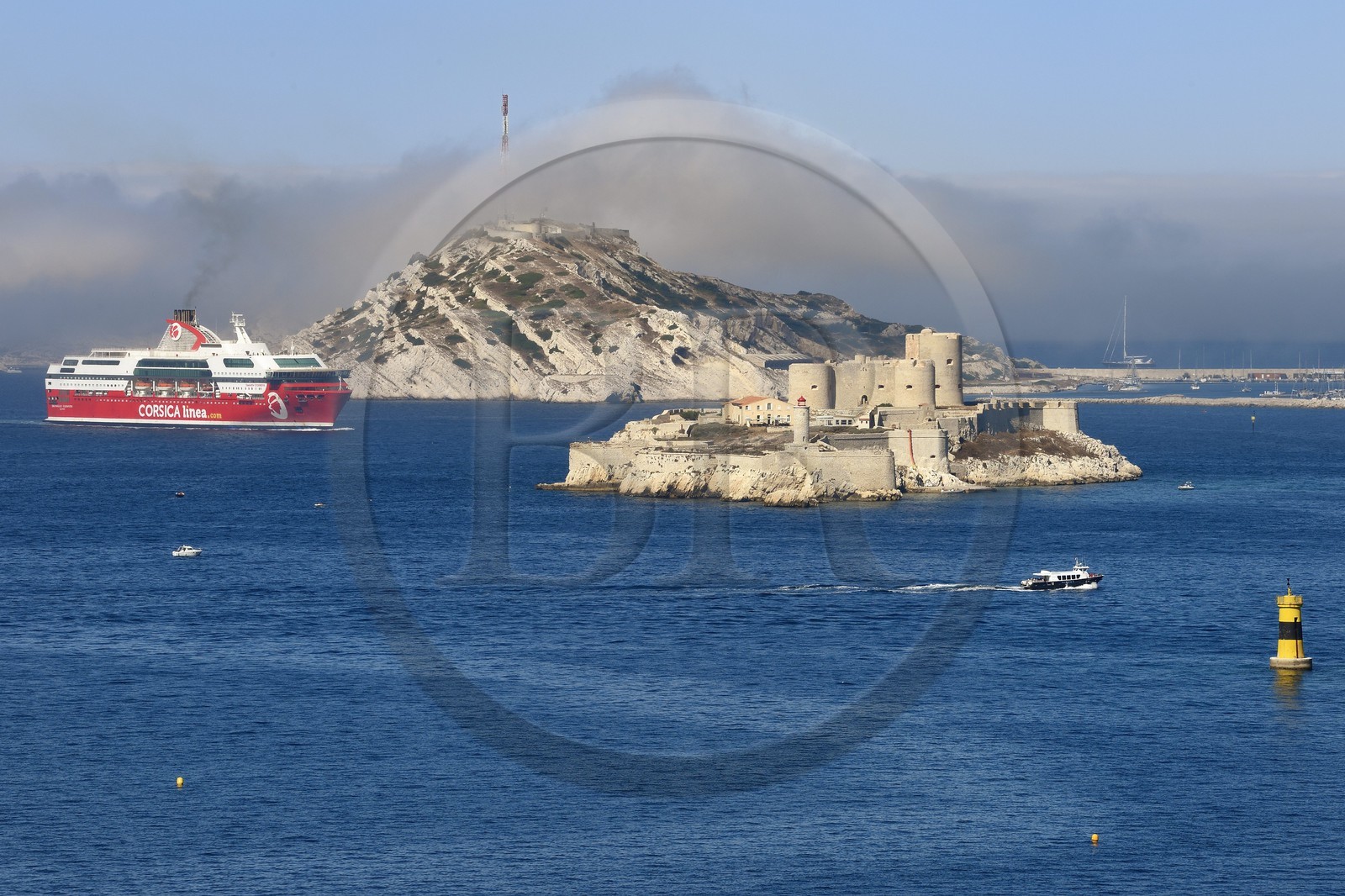 France, Bouches-du-Rhône (13), Marseille, Parc National des Calanques, Archipel des Iles du Frioul, ferry de Corsica Linea en provenance de la Corse et le chateau d'If en premier plan