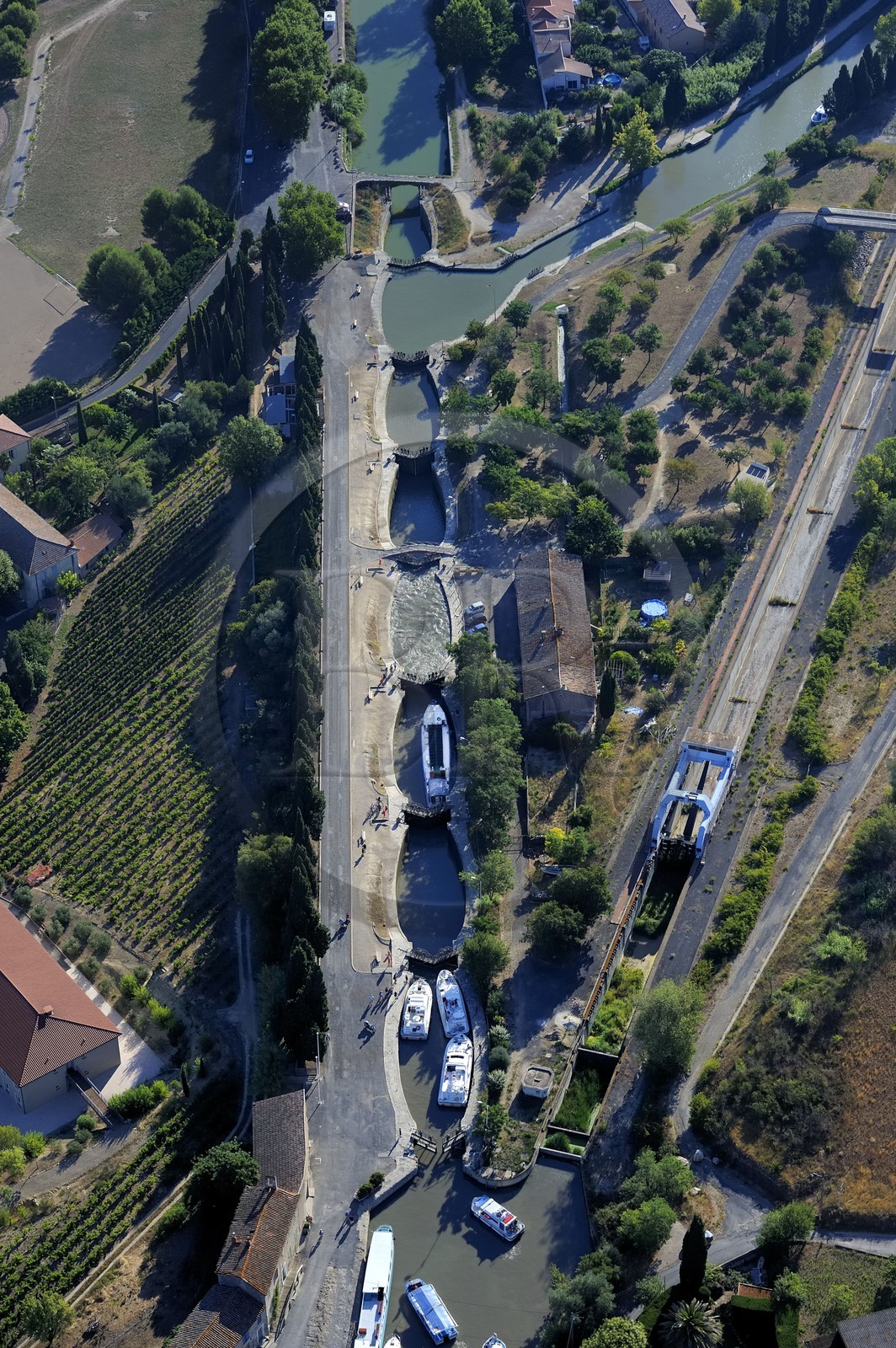 France, Hérault (34), Canal du Midi, classé Patrimoine Mondial de l'UNESCO, Bèziers, les écluses de Fonsérannes ou Fonseranes construites par le fermier de la gabelle et intendant de armées de Louis XIV Pierre-Paul Riquet (vue aérienne)