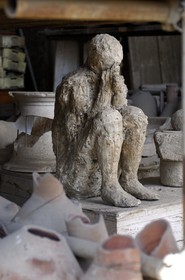 Italie, Campanie, Pompei, site archéologique classé Patrimoine Mondial de l'UNESCO,, moulage humain dans le Macellum (marché des denrées alimentaires de Pompei) de victimes de l'éruption