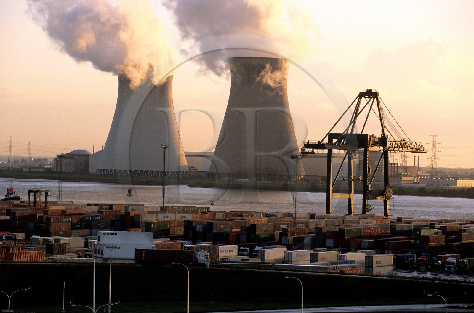 Belgique, Flandre, Anvers (Antwerpen), la centrale nucléaire du port industriel et commercial