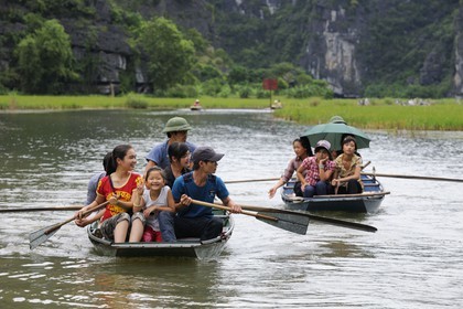 Vietnam, province de Ninh Binh, région surnommée la baie d'Halong terrestre, excursion en barque à Tam Coc entouré de montagnes karstiques