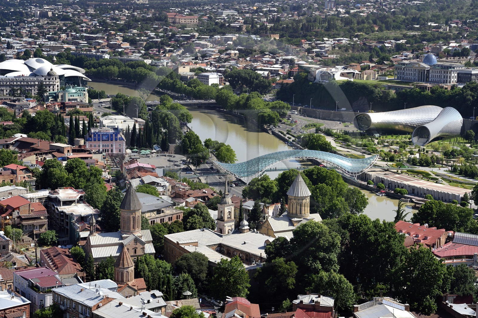 Géorgie, Tbilissi, vue depuis la forteresse de Narikala, le pont de la paix sur la rivière Kura, le théâtre et parc des expositions de Rike Park à droite