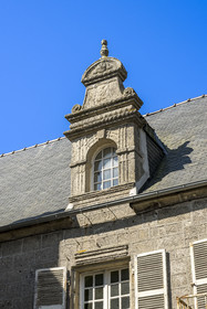 France, Finistère (29), Roscoff, lucarne sculptée de 1603 sur la facade de la plus ancienne maison d'armateur de la rue Armand Rousseau, une de celles des frères James construite à la fin XVIème siècle