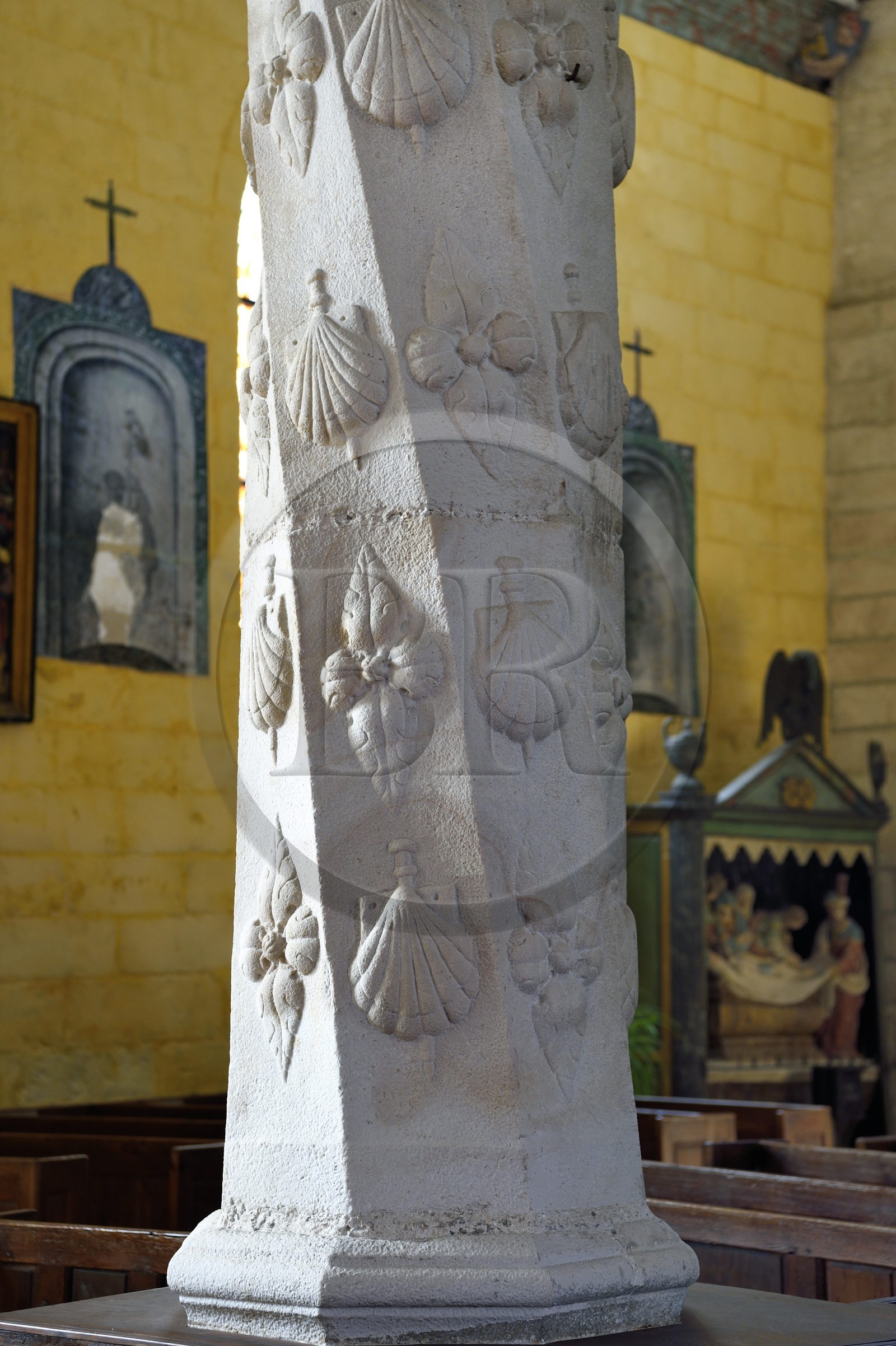 France, Seine-Maritime (76), Côte d'Albatre, Pays de Caux, Veules-les-Roses, labellisé Les Plus Beaux Villages de France, église Saint-Martin, pilier en spirale en grès sculpté avec fleurs et coquilles Saint-Jacques
