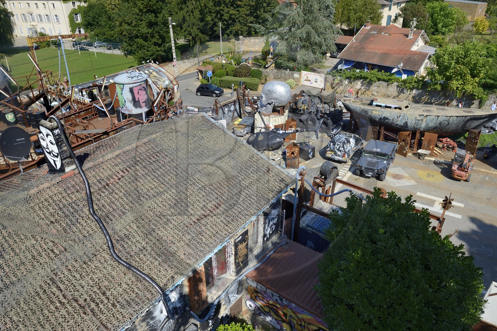 France, Rhône (69), Saint-Romain-au-Mont-d'Or, la Demeure du Chaos, l'œuvre d'art est basé sur la transformation sans fin de la maison du XVIIème siècle de l'artiste plasticien Thierry Ehrmann en une réplique de zone de guerre à l'image du monde présent