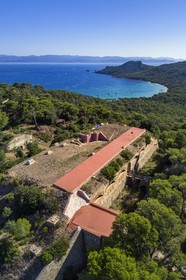 France, Var (83), Iles d'Hyères, parc national de Port Cros, Ile de Porquerolles, le Monastère orthodoxe Sainte-Marie dans l'ancien fort de la Repentance, la Baie de l'Alycastre et le Cap des Mèdes en arrière-plan