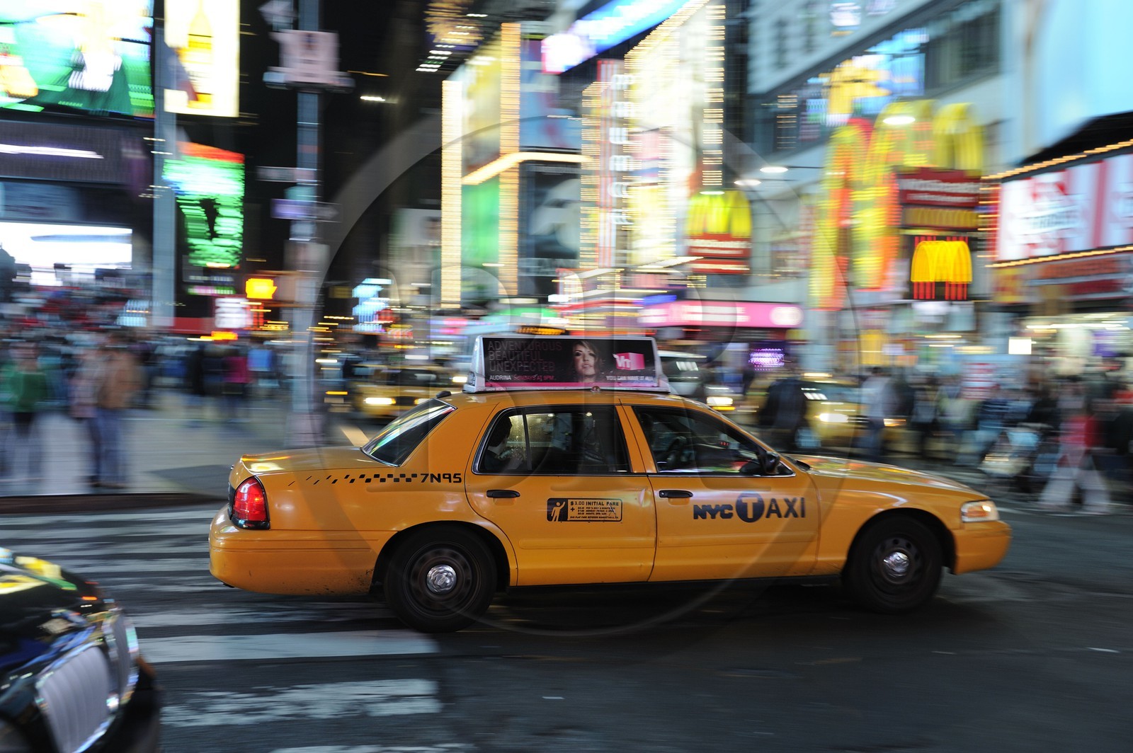 Etats-Unis, New York, Manhattan, Theater district sur Broadway, taxi jaune à Times Square Etats-Unis, New York, Manhattan, Theater district sur Broadway, taxi jaune à Times Square